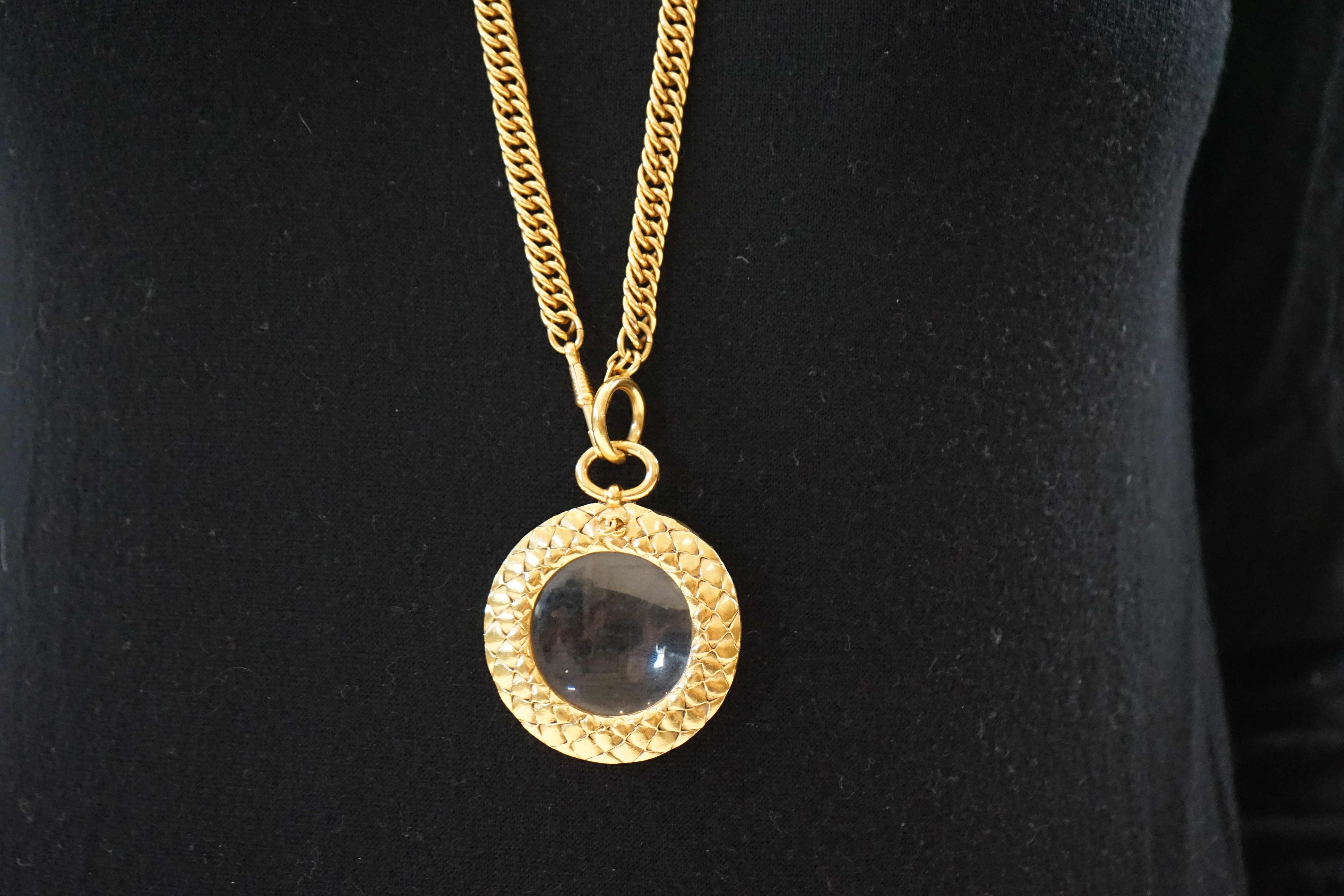 A 1980s Chanel gilt metal 'Scales Textured' magnifying loupe necklace chain length 900mm, pendant width 66mm, height 52mm